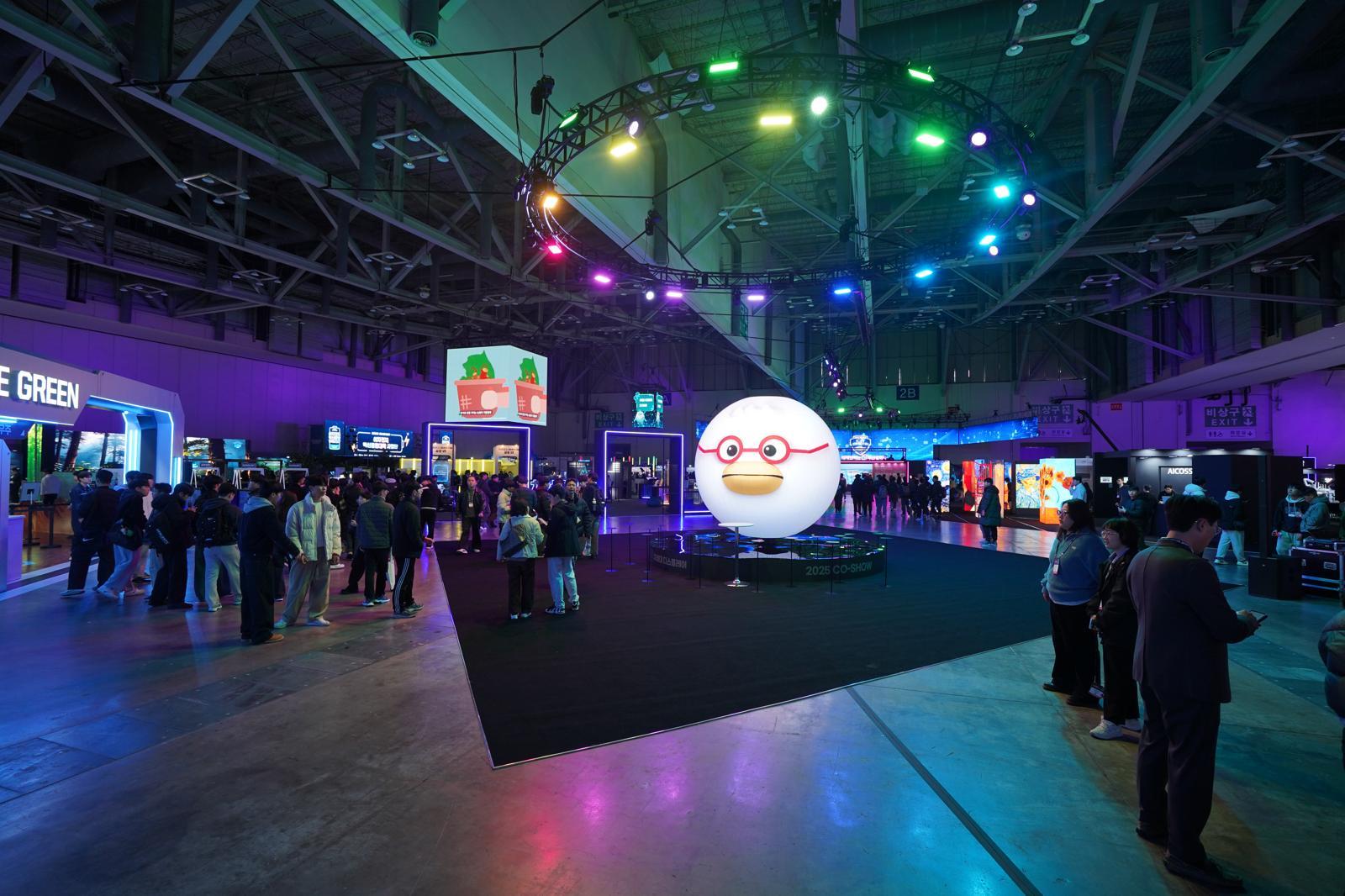 첨단 기술 교육의 최신 흐름을 한눈에 볼 수 있는 ‘2025 CO-SHOW’가 지난달 26∼29일 부산 벡스코에서 열렸다. ‘2025 CO-SHOW’ 개막일에 한국연구재단, 첨단분야 혁신융합대학 사업단 등 다양한 관계 기관이 한자리에 모였다. 한국연구재단 제공