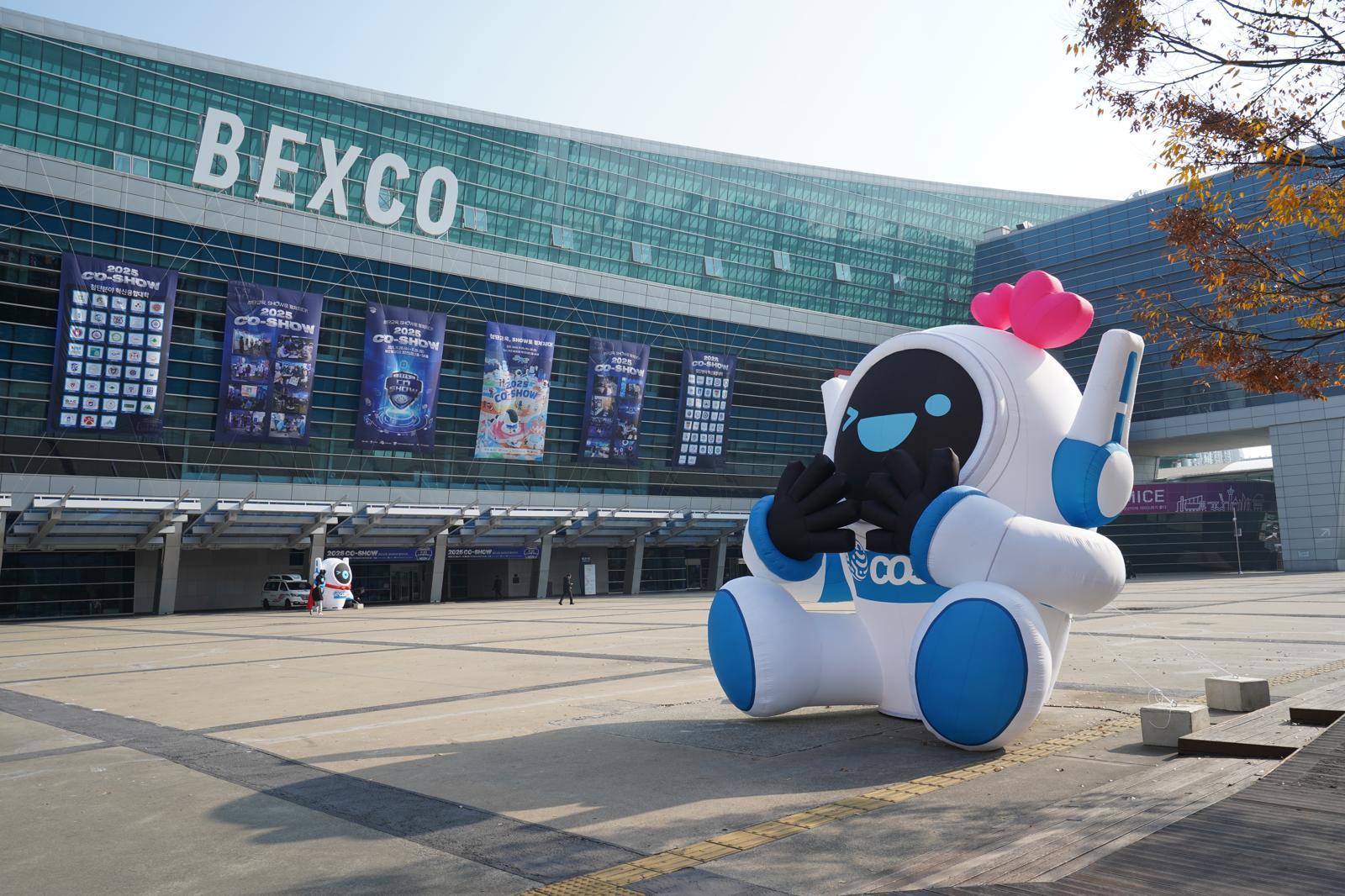 첨단 기술 교육의 최신 흐름을 한눈에 볼 수 있는 ‘2025 CO-SHOW’가 지난달 26∼29일 부산 벡스코에서 열렸다. ‘2025 CO-SHOW’ 개막일에 한국연구재단, 첨단분야 혁신융합대학 사업단 등 다양한 관계 기관이 한자리에 모였다. 한국연구재단 제공