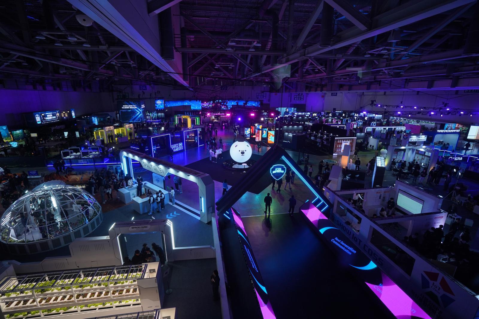 첨단 기술 교육의 최신 흐름을 한눈에 볼 수 있는 ‘2025 CO-SHOW’가 지난달 26∼29일 부산 벡스코에서 열렸다. ‘2025 CO-SHOW’ 개막일에 한국연구재단, 첨단분야 혁신융합대학 사업단 등 다양한 관계 기관이 한자리에 모였다. 한국연구재단 제공