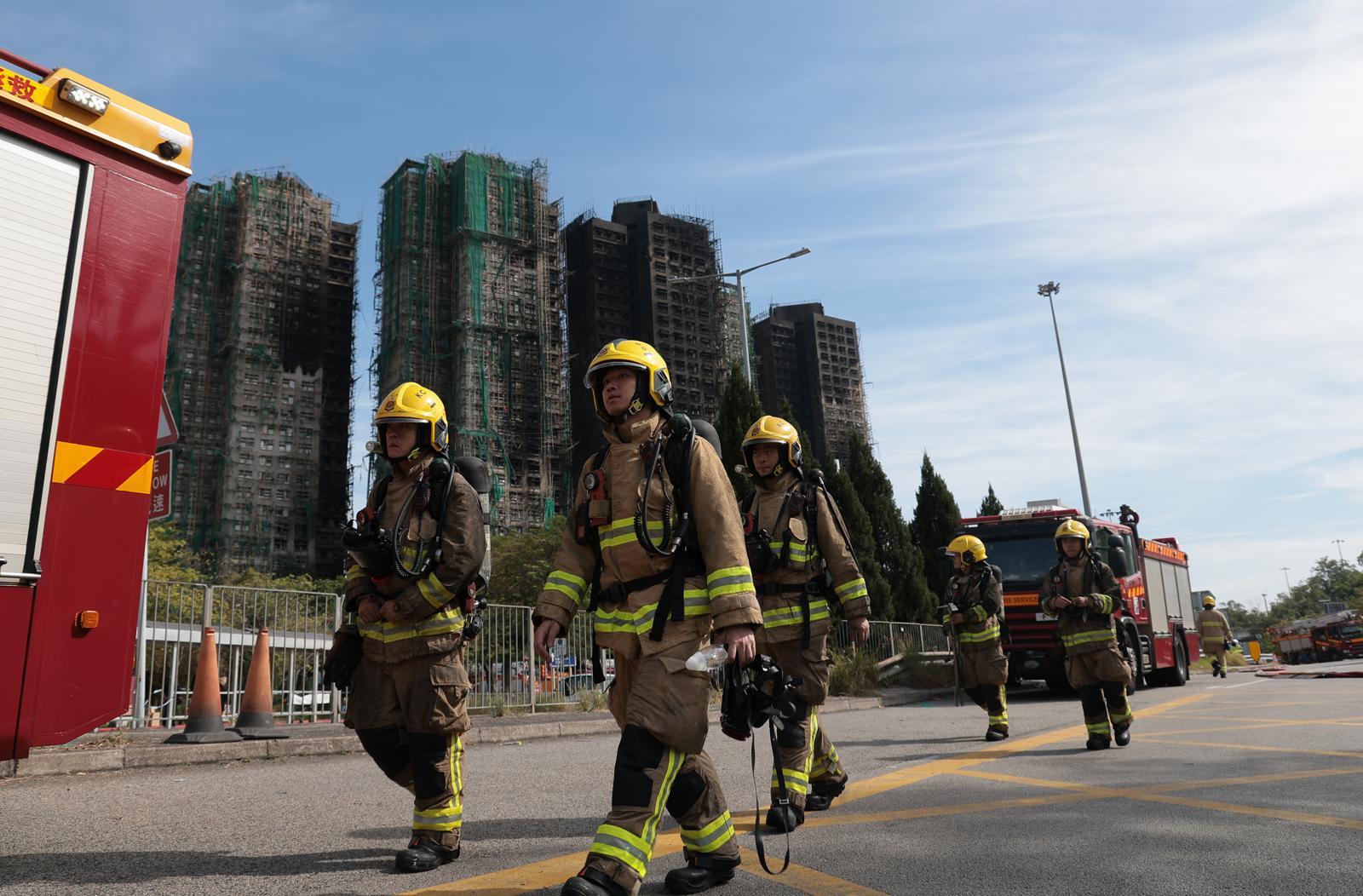 소방대원들이 화재를 완진한 뒤 철수하고 있다. 2025.11.28/뉴스1 ⓒ News1 권현진 기자
