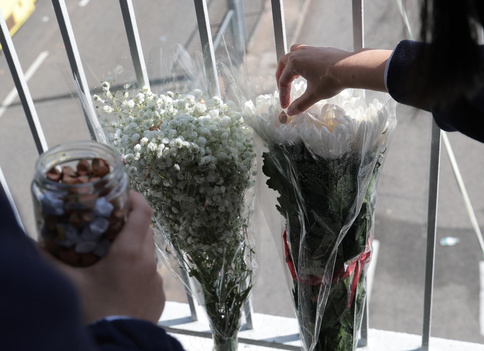 화재 현장 인근 학교 학생들이 꽃에 종이로 접은 별을 놓으며 희생자를 애도하고 있다. 2025.11.28/뉴스1