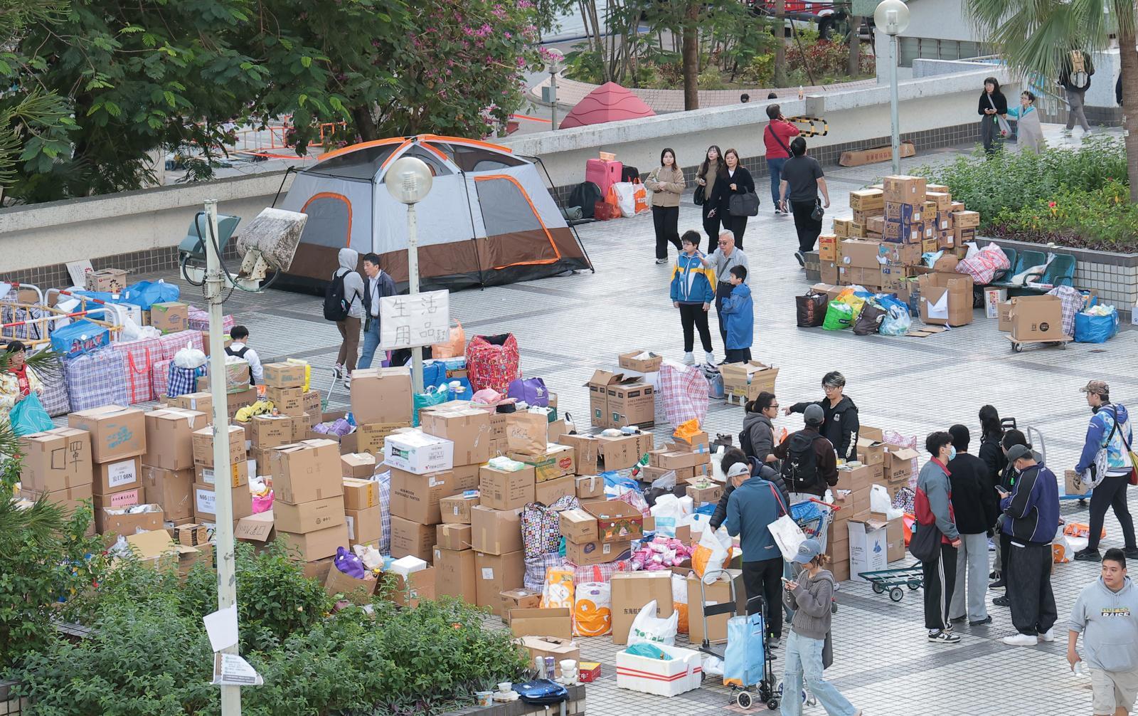 대형 화재가 발생한 웡 푹 코트 아파트 단지 인근에 기부 받은 물품들이 놓여있다. 2025.11.28/뉴스1