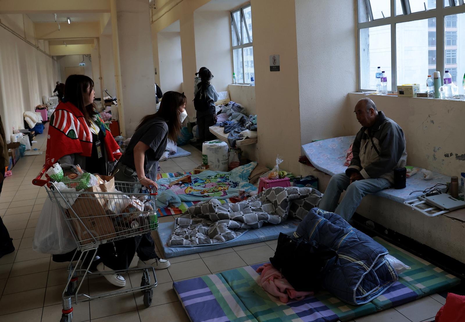 웡 푹 코트 아파트 단지 인근 대피소에서 이재민들이 구호 물품을 전달받고 있다. 2025.11.28/뉴스1