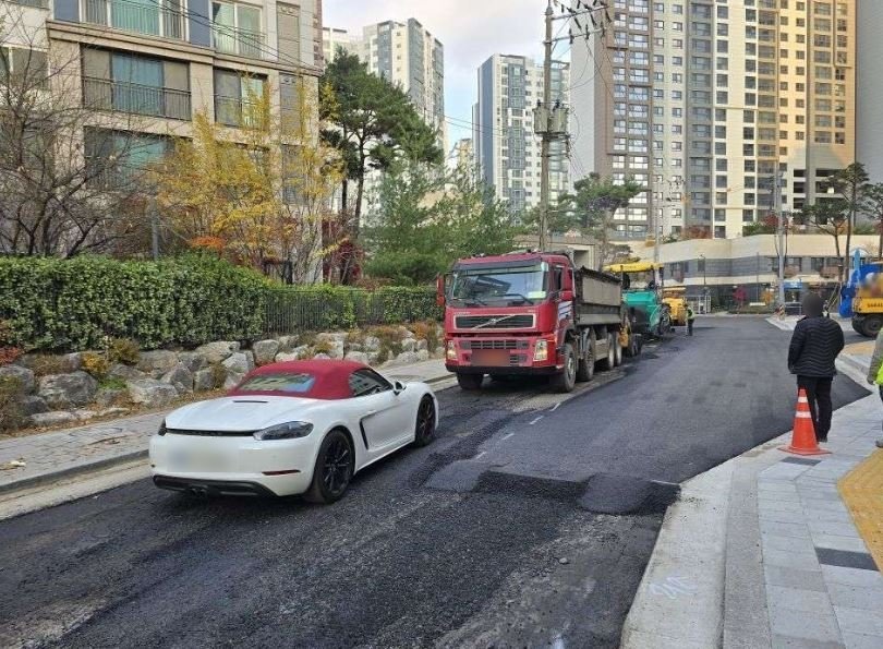 서울의 한 아파트 단지 인근의 도로 포장 공사 현장에 한 운전자가 차량을 주차한 뒤 자리를 떠났다. 보배드림 인스타그램 캡처