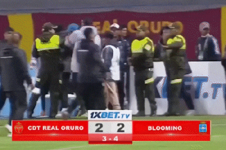 경기 직후 포착된 모습. 유니폼을 입지 않은 코칭 스태프까지 가담해 난투극을 벌이고 있다. 경찰이 최루가스 스프레이와 고무탄을 사용해 제압에 나서자 그제서야 진정이 되고 있다. 유튜브 갈무리