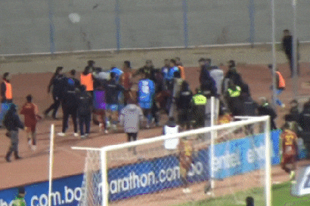 난투극이 벌어지는 모습. 오른쪽 상단을 보면 선수끼리 공중에서 발차기를 날리고 있다. 화면 중간의 스탭이나 의료진들도 가세해 주먹질·발길질을 날리고 있다. 유튜브 갈무리