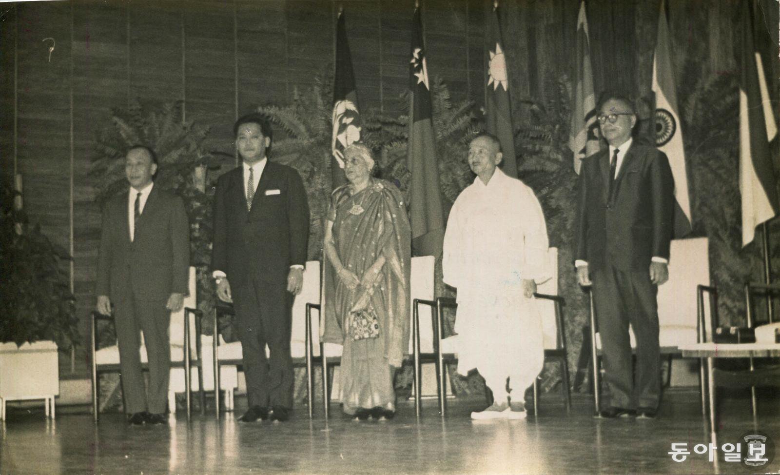 1966년 필리핀 마닐라에서 고무신을 신고 막사이사이상 시상식에 참석한 김용기 장로(오른쪽에서 두번째). 파이오니아 21 제공.