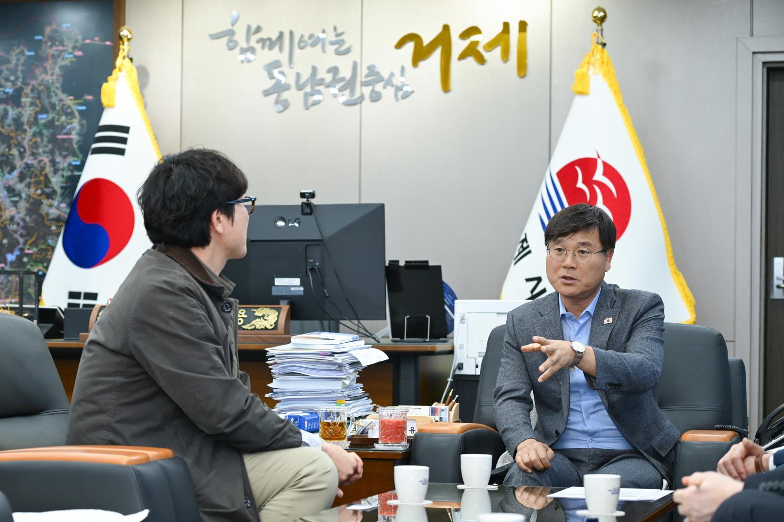 28일 경남 거제시청 집무실에서 변광용 거제시장이 동아일보와의 인터뷰에서 “거제시 민생회복지원금이 정부 소비쿠폰 효과를 확대해 지역 경제를 살리는 마중물이 될 것”이라고 강조하고 있다. 거제시 제공