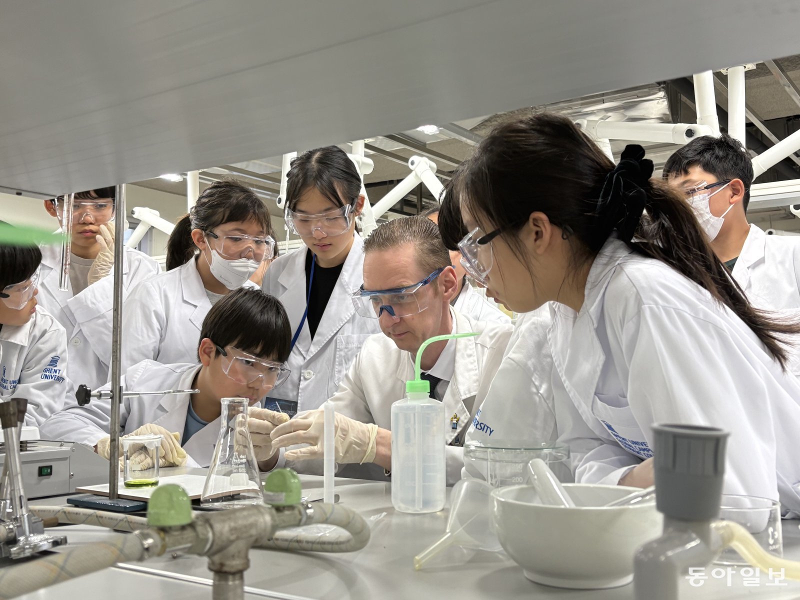 지난달 29일 인천 글로벌캠퍼스 겐트대 실험실습실에서 필립 헨인데릭스 교수(가운데)가 청소년바이오아카데미 참가 학생들에게 시금치 색소 추출 실험에 관해 설명하고 있다. 청소년바이오아카데미 사무국 제공