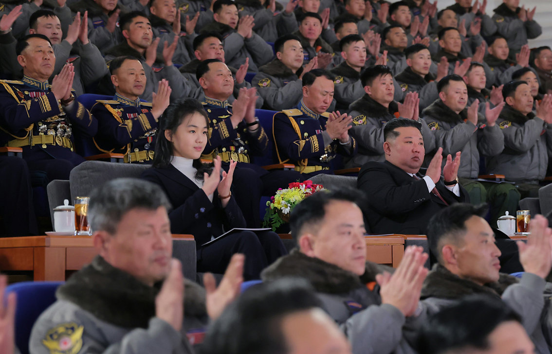 북한 노동당 기관지 노동신문은 30일 “조선인민군 공군 창설 80주년 기념행사가 11월 28일 제2공군사단 59길영조영웅연대 갈마비행장에서 성대히 진행됐다”라고 보도했다. 김정은 총비서가 참석한 이 자리에는 ‘존경하는 자제분’으로 호명된 딸 주애도 동행했다. (평양 노동신문=뉴스1)
