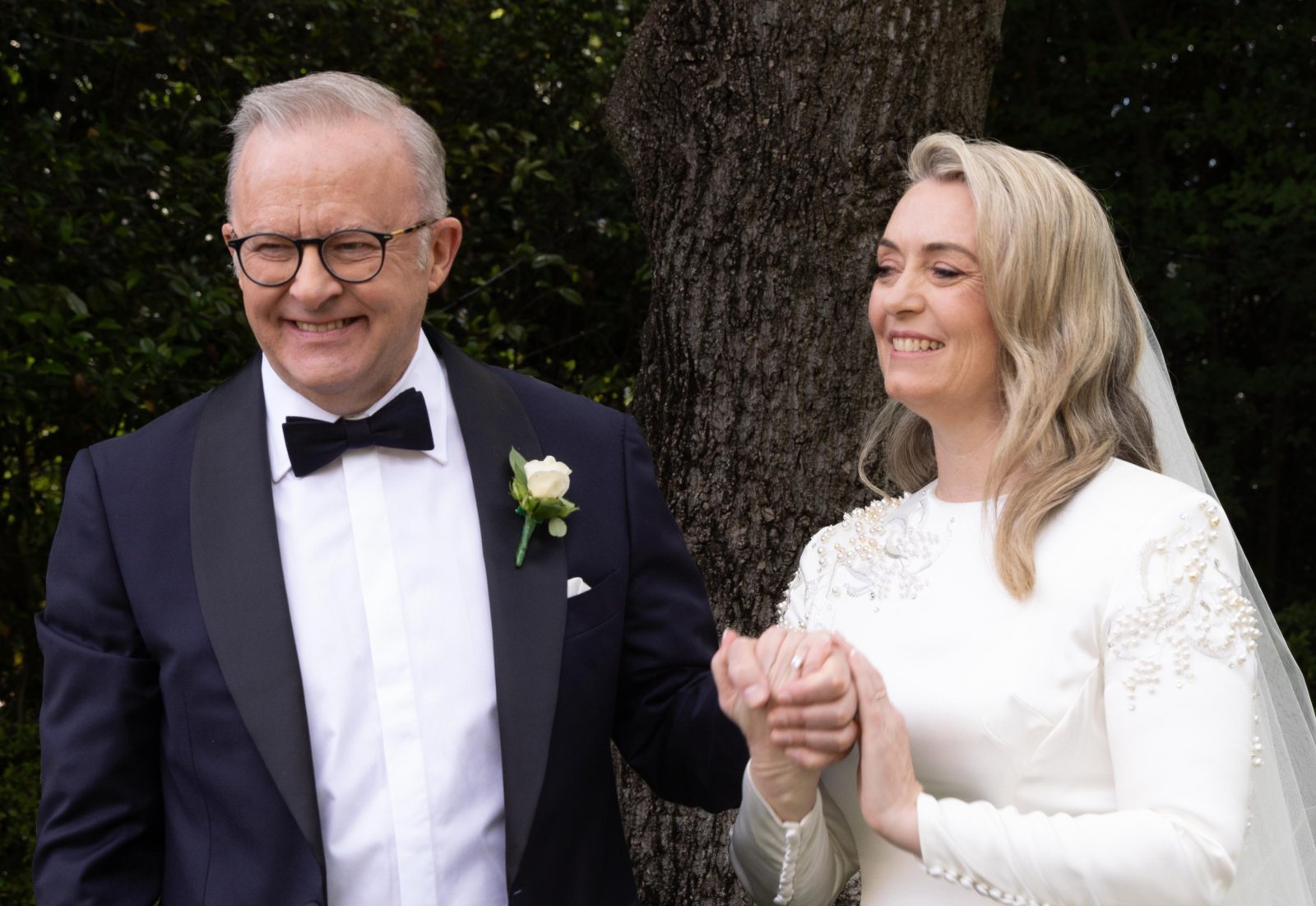 29일 호주 수도 캔버라의 총리 관저에서 열린 결혼식에서 앤서니 앨버니지 호주 총리(가운데 왼쪽 남성)와 신부 조디 헤이든이 하객들의 꽃가루 세례를 받으며 걷고 있다. 캔버라=AP 뉴시스