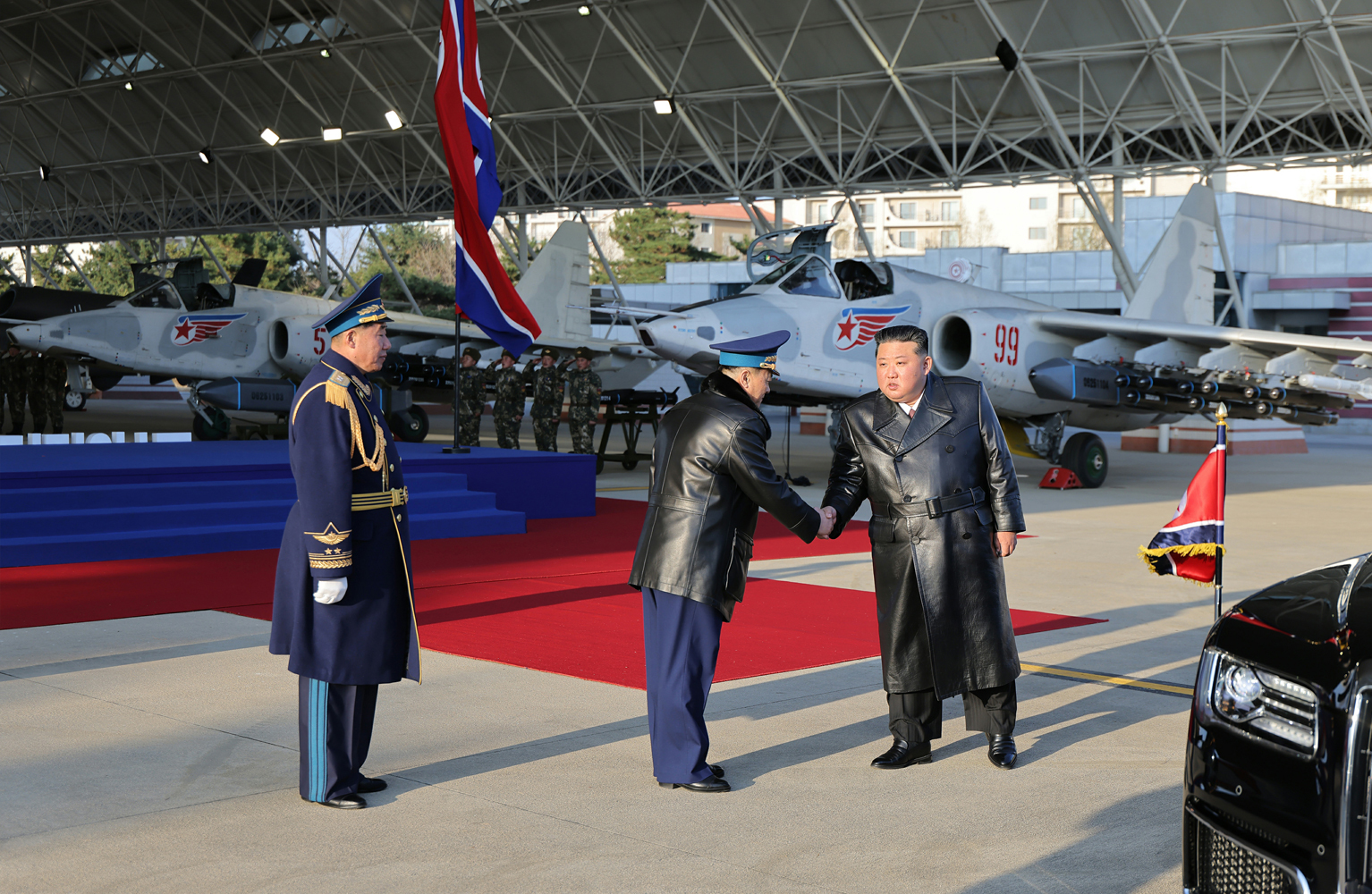 (평양 노동신문=뉴스1) 북한 조선중앙통신이 30일 공개한 북한 공군 창설 80주년 기념행사에서 북한판 타우러스로 추정되는 장거리 공대지미사일이 장착된 전투기가 포착됐다.