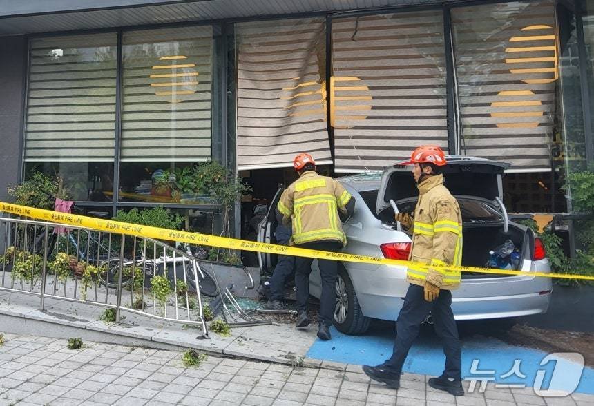 ‘7명 사상’ BMW 식당 돌진 사고… 국과수 “가속페달 밟았다”
