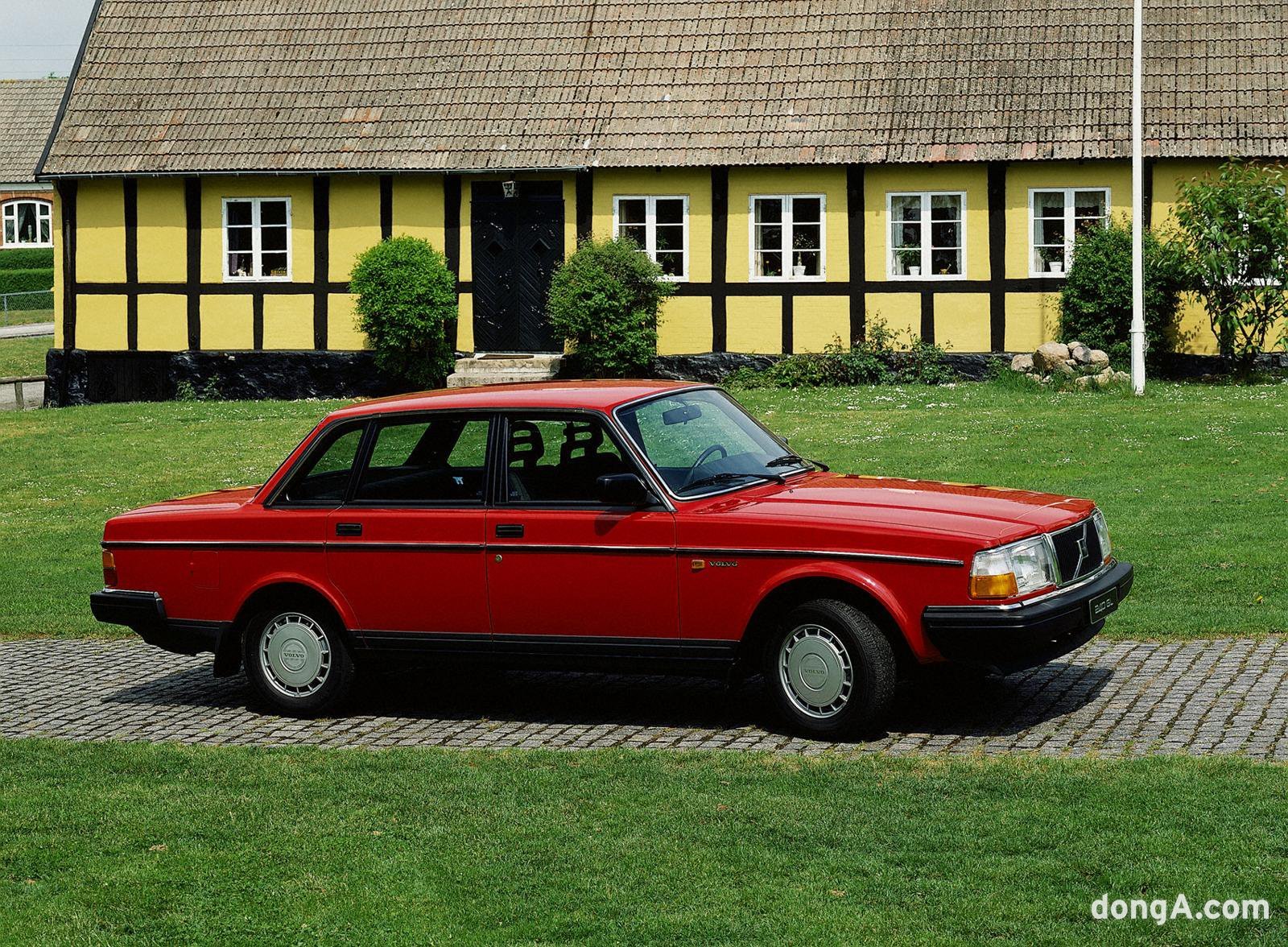 볼보 240. 1970년대와 1980년대 브랜드 아이코닉 모델로 많은 인기를 얻으면서 안전의 대명사 볼보 이미지를 각인시킨 모델로 꼽힌다.