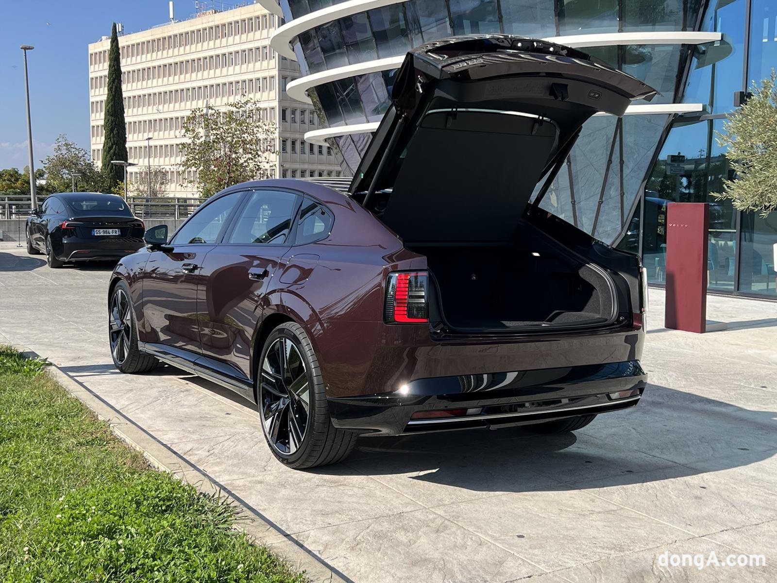 볼보 ES90 후면. 해치백이 적용된 스포츠백 스타일이다.