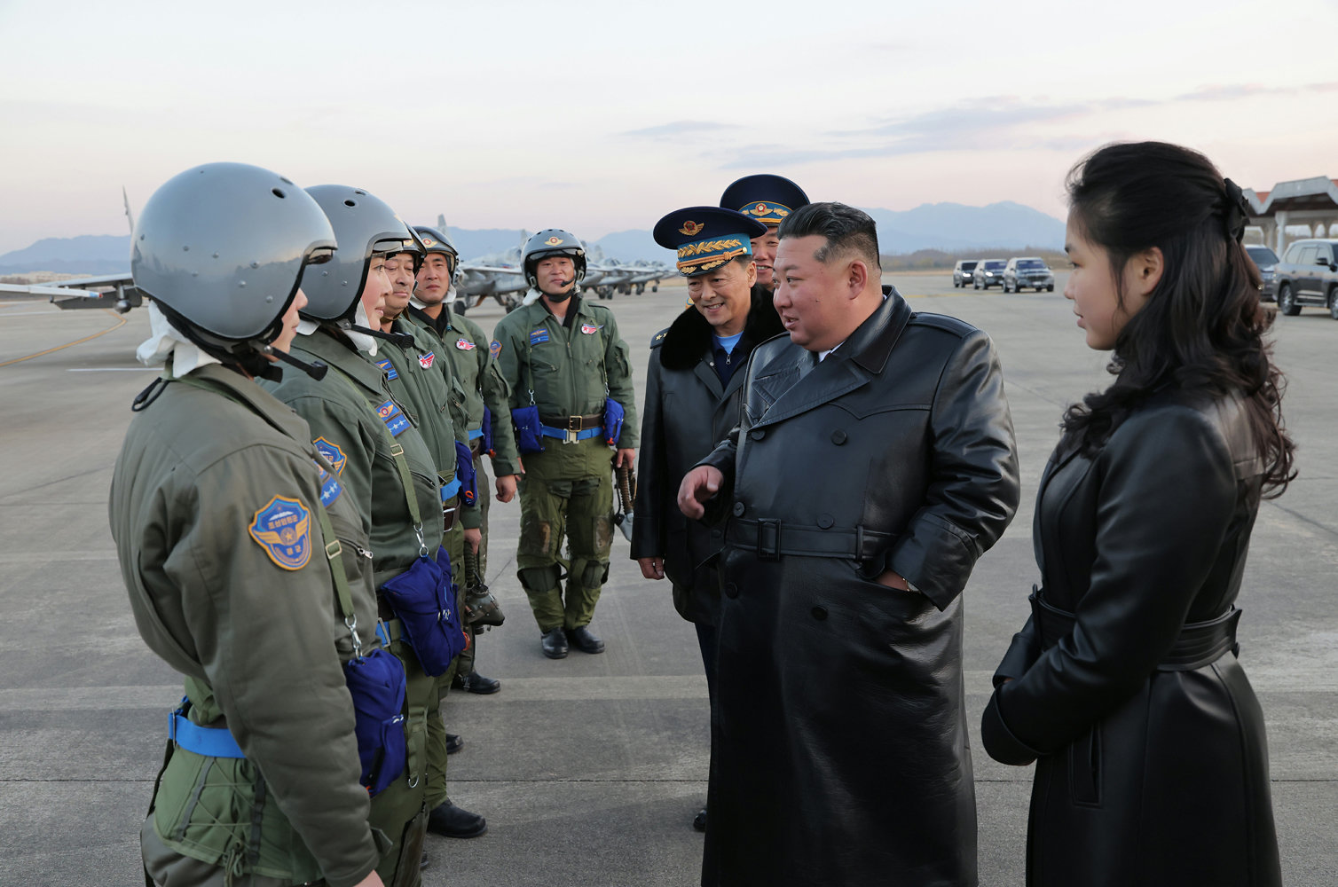 북한 노동당 기관지 노동신문은 30일 “조선인민군 공군 창설 80주년 기념행사가 11월 28일 제2공군사단 59길영조영웅연대 갈마비행장에서 성대히 진행됐다”라고 보도했다. 김정은 총비서가 참석한 이 자리에는 ‘존경하는 자제분’으로 호명된 딸 주애도 동행했다. 노동신문 뉴스1