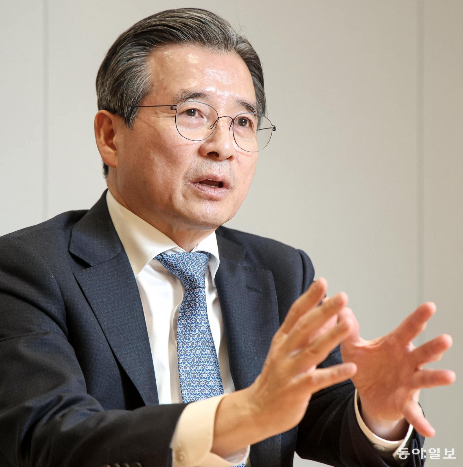 김용범 대통령정책실장이 지난달 26일 오후 서울 용산구 대통령실에서 동아일보와 인터뷰를 갖고 있다. 김 실장은 최근 환율 급등을 우려하며 국민연금의 투자 원칙에 외환시장 부담을 감안토록 하고, 서학개미의 레버리지 투자를 유도하지 않는지 증권사 관리 감독에도 나설 것이라고 밝혔다. 김 실장은 또 “서울 전역과 경기 12개 지역 토지허가거래제는 임시 조치”라며 “공급 대책에 필사적으로 나서고 있다”고 했다. 송은석 기자 silverstone@donga.com