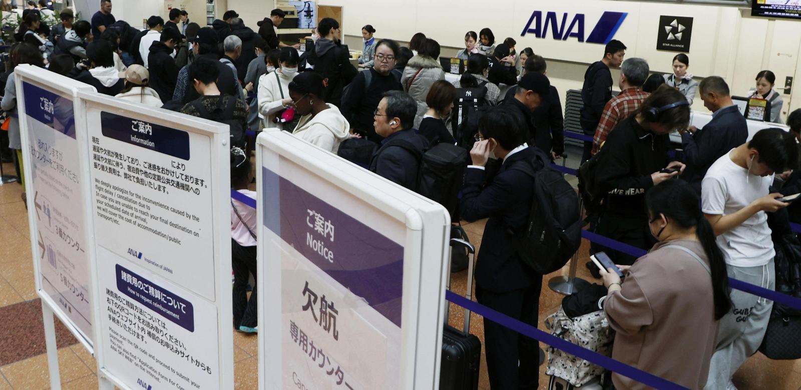 지난달 29일 일본 도쿄 하네다공항의 전일본공수(ANA) 수속 카운터 앞에 노선 결항을 알리는 알림이 게시돼 있다. 에어버스 A320 시리즈 항공기 30대를 운항에 투입하는 ANA는 이 기종의 대규모 리콜 사태로 주말 동안 항공기 95편 결항, 승객 1만3500명 여행 차질 등의 피해를 입은 것으로 전해졌다. 도쿄=AP 뉴시스