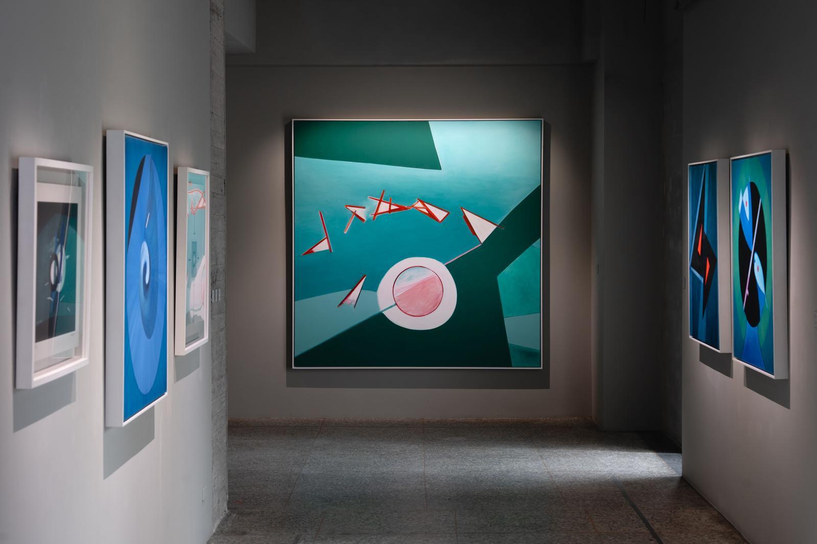 권순익 작가가 아프리카 여행 도중 카메라를 잃어버린 뒤 ‘현재’에 집중한 경험을 담은 ‘틈’ 연작(위 사진)과 호칸 작가의 2019년 작품 ‘추상 2019-044’이 대만 가오슝 에일리언 아트센터에서 함께 전시되고 있다. 에일리언 아트센터 제공