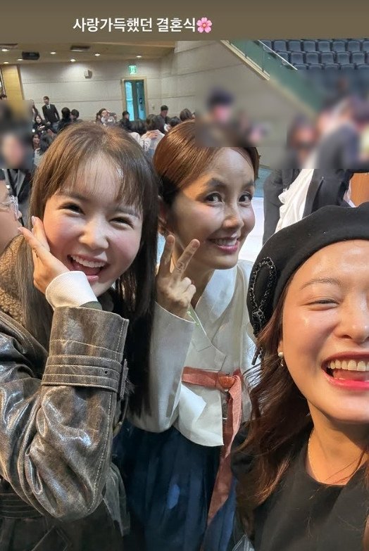 차인표·신애라 부부가 장남 차정민의 결혼식에서 혼주로 하객을 맞이하는 모습이 공개됐다. 신애라는 한복 차림으로 우아함을 드러냈고, 예식은 가족과 지인만 참석한 비공개로 진행됐다. 심진화 인스타그램