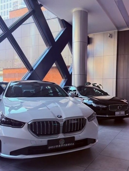 북한 ‘아미산자동차기술봉사소’에 전시된 ‘BMW’와 ‘볼보’. 중국 SNS ‘샤오홍슈’ 갈무리