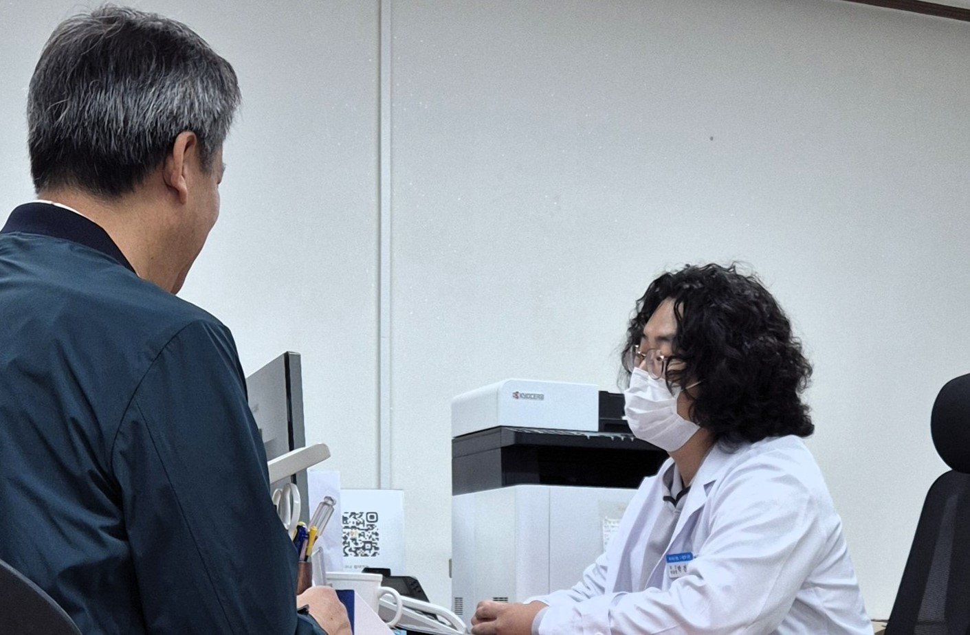 한 고령자가 보건소에서 진료를 받고 있다. 뉴스1