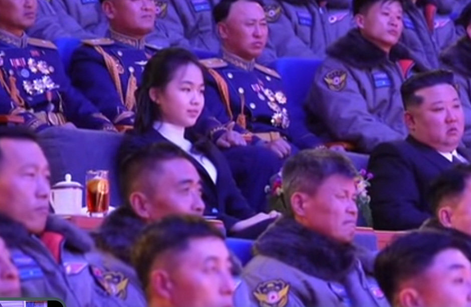 김주애 오른쪽에 김정은의 전용컵과 같은 컵이 놓여 있다. 최고권력자를 의미하는 엠블럼이 금색으로 칠해져 있다. 조선중앙TV 캡쳐