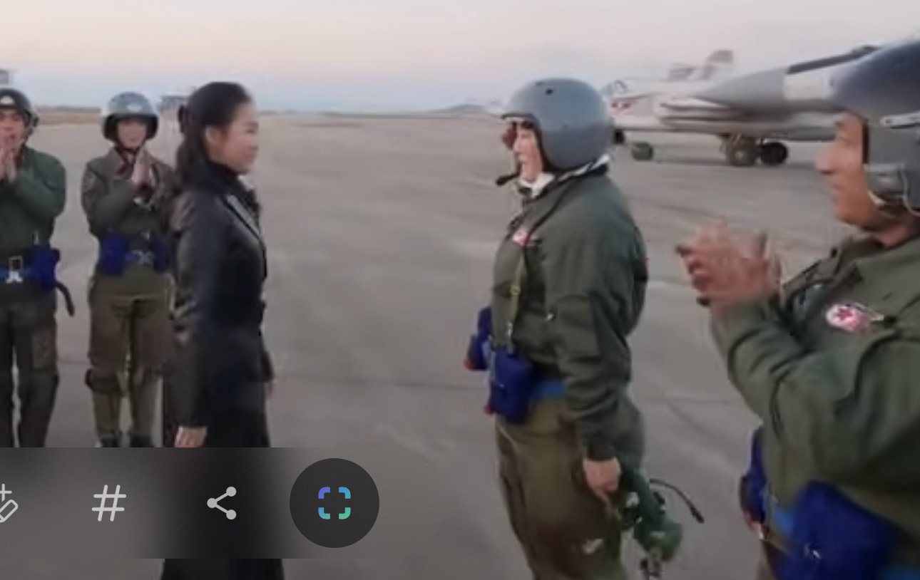 김주애가 여성 비행사로부터 경계를 받는 모습.  조선중앙TV 캡쳐