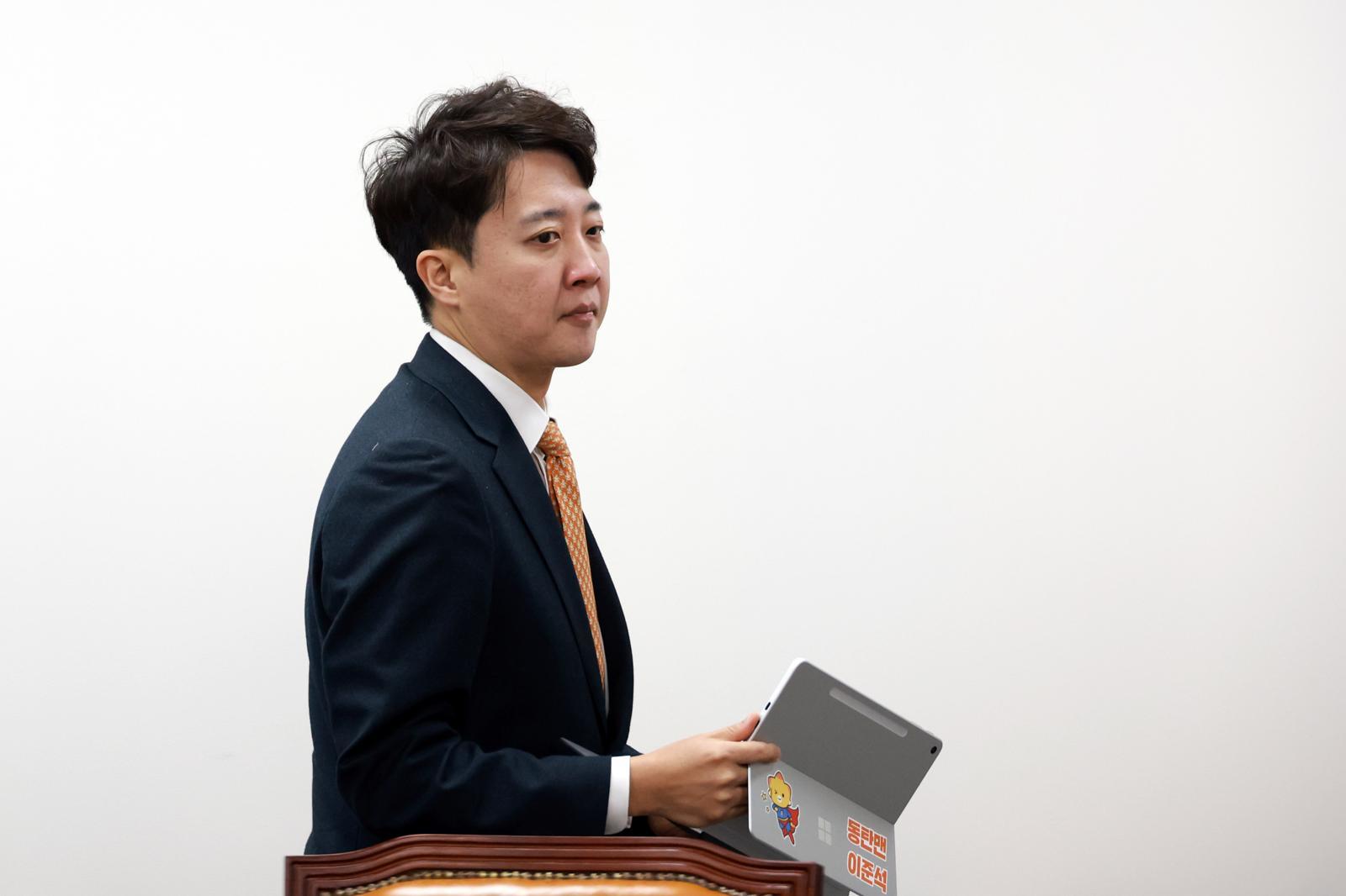 이준석 개혁신당 대표가 1일 서울 여의도 국회에서 열린 최고위원회의에 참석하고 있다. 2025.12.01. 뉴시스