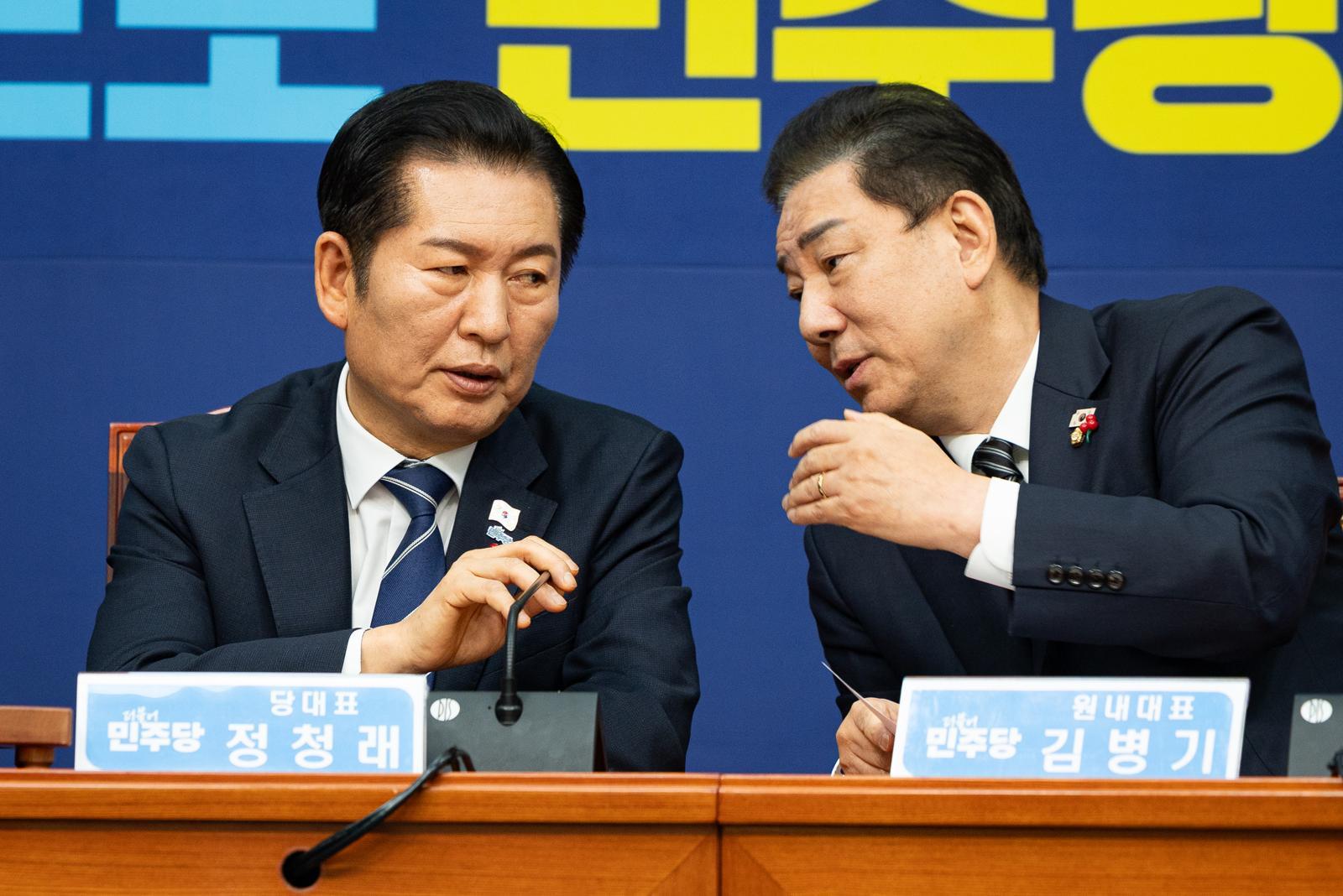 정청래 더불어민주당 대표와 김병기 원내대표가 1일 서울 여의도 국회에서 열린 최고위원회의에서 대화하고 있다. 2025.12.1 뉴스1