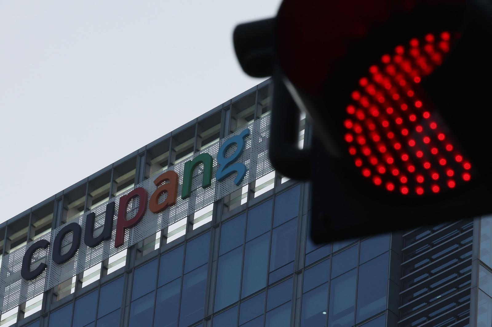 30일 오전 서울 송파구 쿠팡 본사 모습. 쿠팡의 사실상 모든 고객 개인정보가 유출됐다. 쿠팡은 고객 계정 3370만개가 무단으로 노출된 것으로 확인됐다고 밝혔다. 당초 쿠팡은 지난 18일 4500개 계정의 개인정보가 노출된 사실을 인지했다고 발표했는데, 11일 만에 노출 계정이 약 7500배 늘어난 것이다. 2025.11.30. [서울=뉴시스]