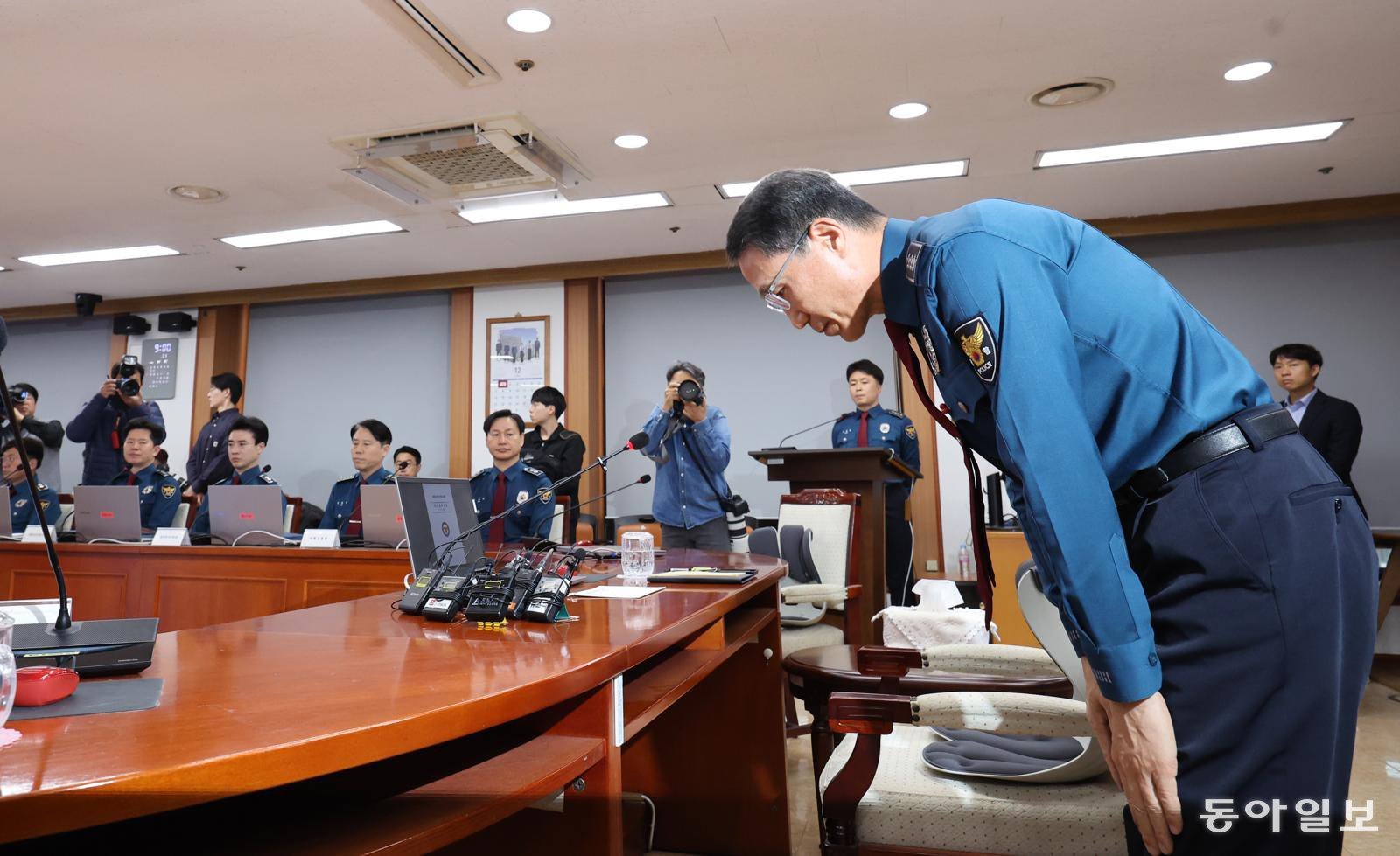 유재성 경찰청장 직무대행이 1일 오전 서울 서대문구 경찰청에서 열린 전국 경찰 지휘부 화상회의에 참석해 12.3 위헌적인 비상계엄 당시 경찰 조치에 대해 고개 숙여 사과하고 있다. 홍진환 기자 jean@donga.com