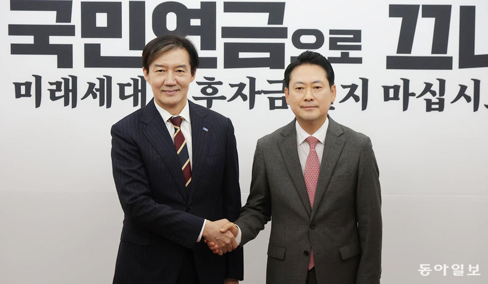 국민의힘 장동혁 대표와 조국혁신당 조국 대표가 1일 서울 여의도 국민의힘 당대표실에서 악수하고 있다. 박형기 기자 oneshot@donga.com