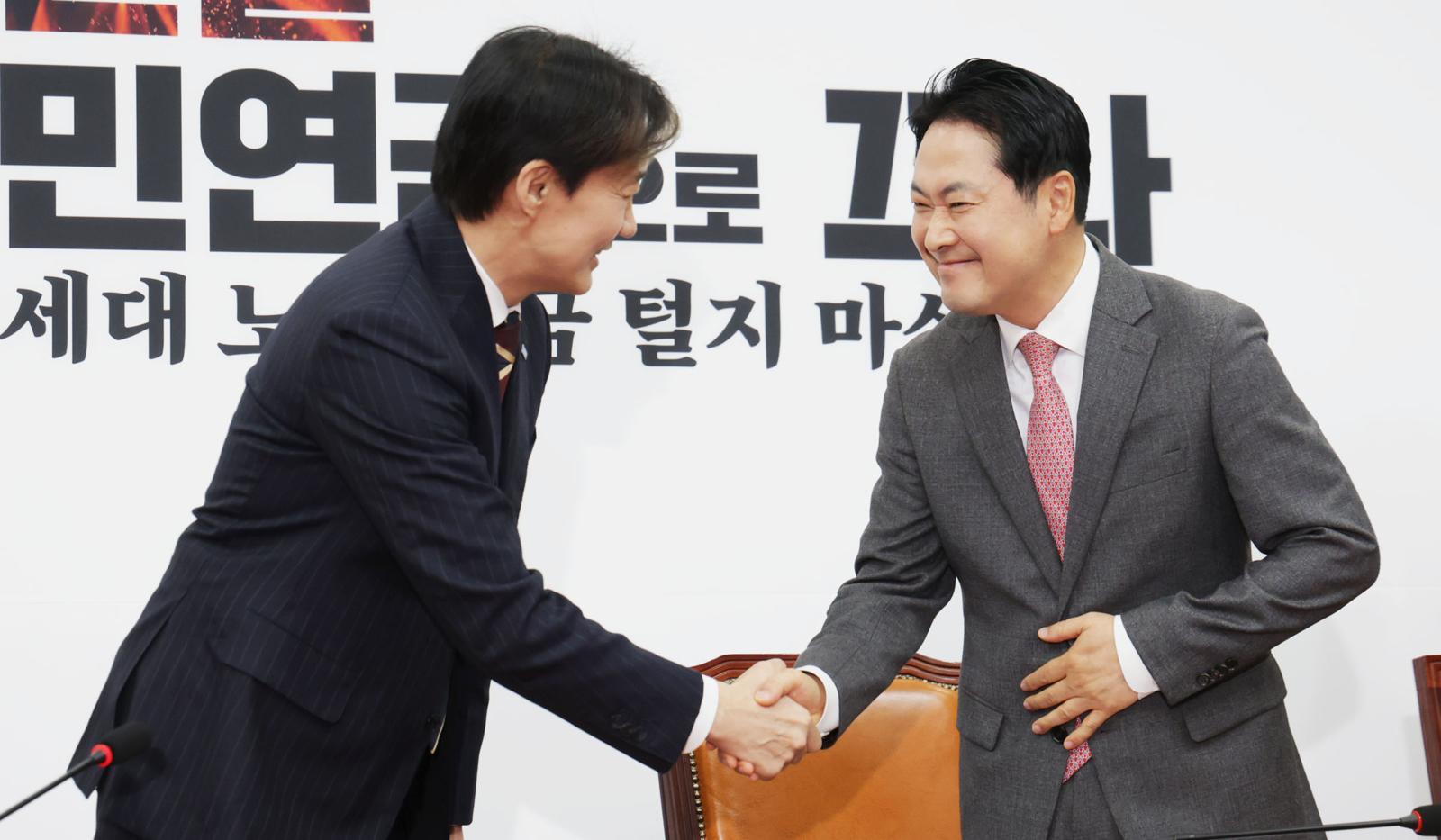 국민의힘 장동혁 대표가 1일 서울 여의도 당대표실에서 조국혁신당 조국 대표 접견을 마친 뒤 조 대표와 악수하고 있다. 박형기 기자 oneshot@donga.com