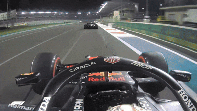 2021 아부다비 그랑프리 마지막 바퀴에서 역전에 성공하는 막스 페르스타펀. 포뮬러원(F1) 홈페이지