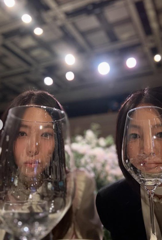 배우 황신혜와 딸 이진이 함은정 결혼식에 참석해 세련된 하객 패션을 선보였다. 두 사람은 지인들과의 재회 소식을 공개하며 신부에게 축하 메시지를 전했다. ⓒ뉴시스