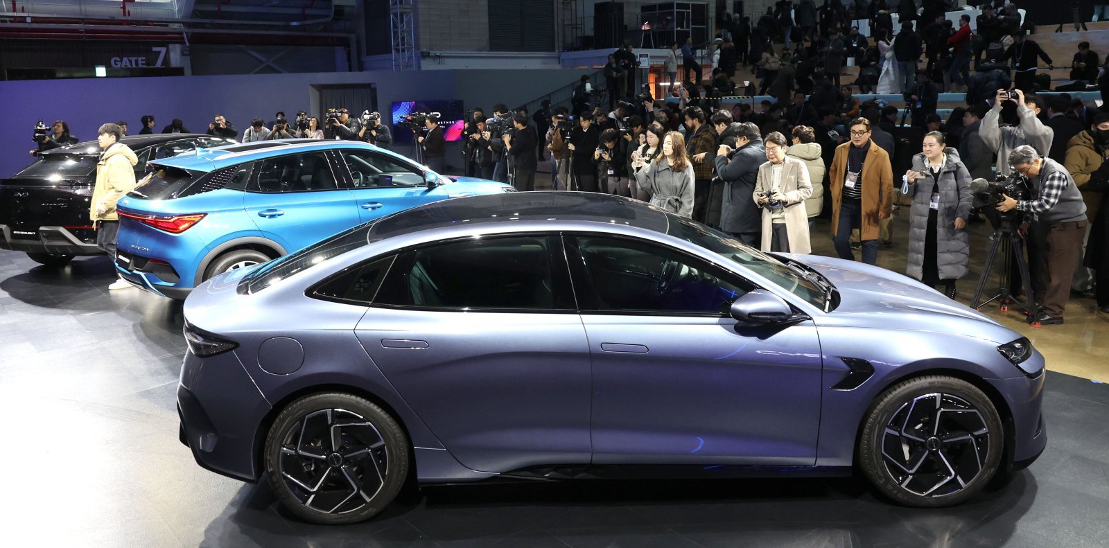 16일 오전 인천 중구 상상플랫폼에서 열린 중국 BYD 승용 브랜드 런칭 미디어 쇼케이스 행사에서 차량들이 공개되고 있다.    BYD코리아는 올해 아토 3를 시작으로 씰, 씨라이언 7 등 총 3개 모델을 출시할 계획이다. 2025.01.16. [인천=뉴시스]
