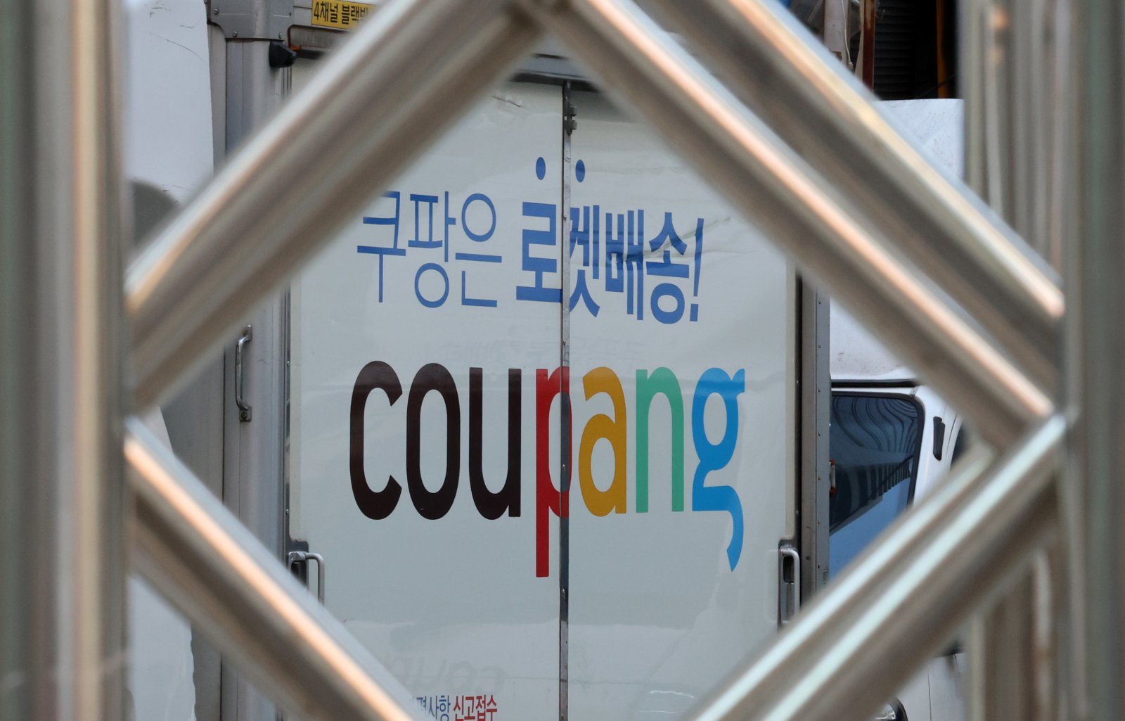 1일 오전 서울의 한 차고지에 쿠팡 배송 차량이 주차되어 있다.  쿠팡은 잇따른 노동자 사망사고와 퇴직금 미지급 무마 사건, 약 3천400만명의 대규모 개인정보 유출 등 사회적 논란이 지속되고 있다. 2025.12.01 [서울=뉴시스]