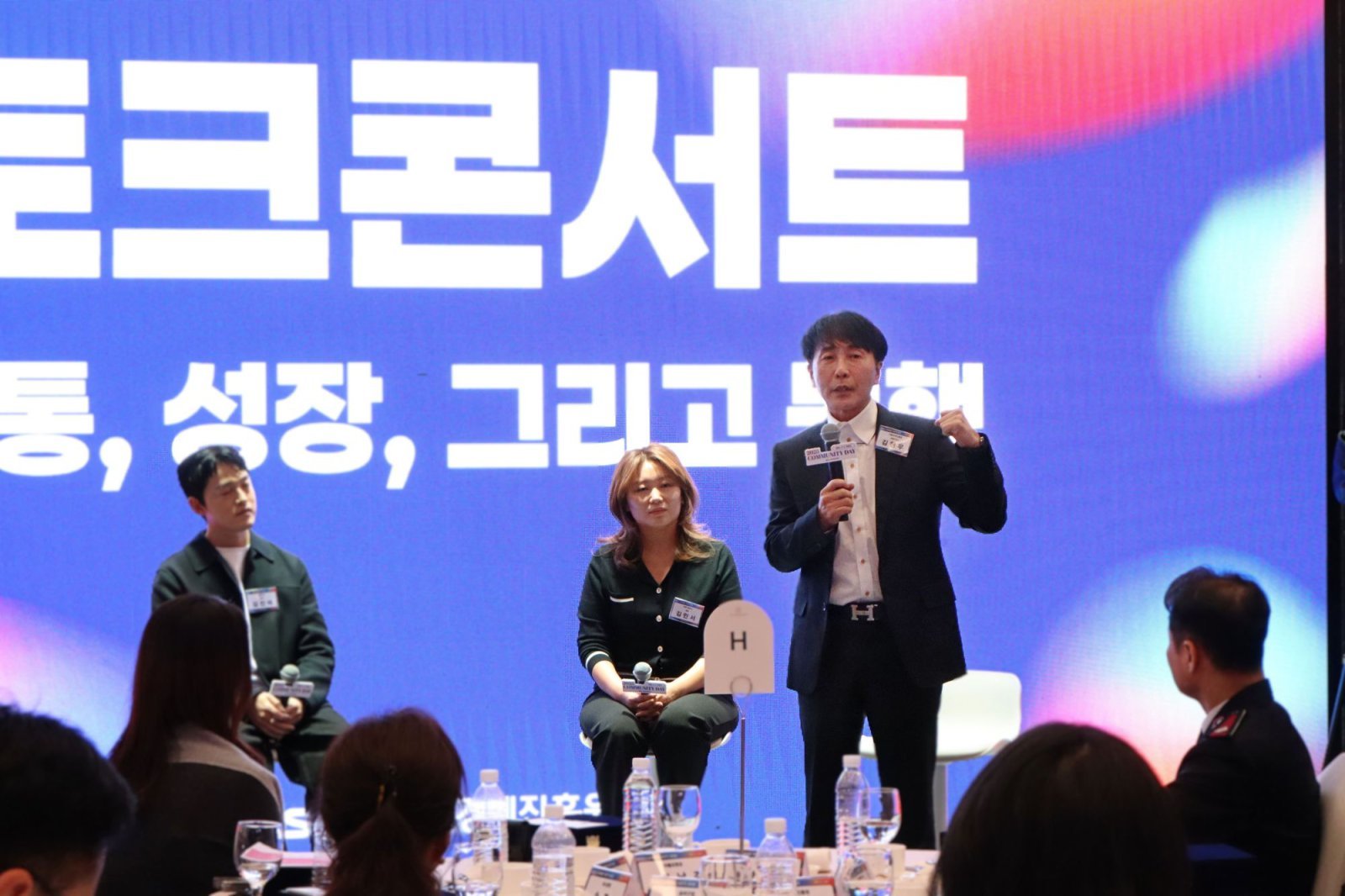 김현우 SBA 대표가 토크콘서트에서 협력 기업 대표들과 소통, 성장, 동행에 대한 경험을 공유하는 모습 / 출처=IT동아