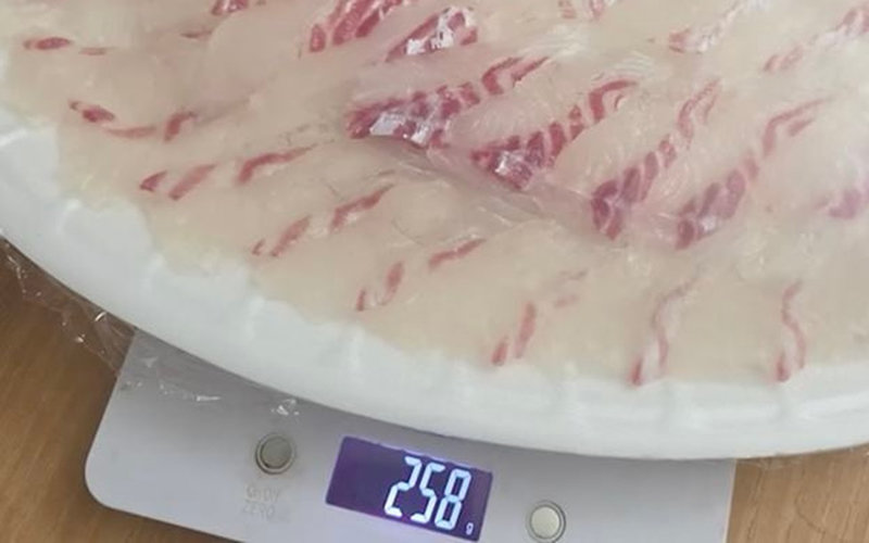 대구의 한 횟집에서 참돔 2㎏을 주문한 손님이 실제로는 용기 포함 258g의 회를 받았다는 주장이 제기됐다. 수율 조작 논란이 확산되며 환불 공방으로 이어졌다. ‘입질의추억TV’ 영상 캡처