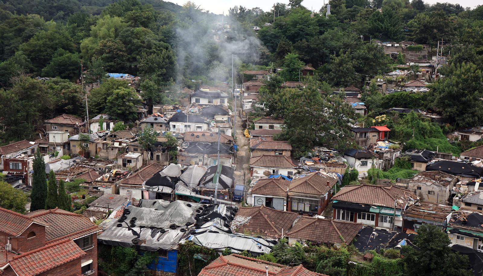 서울 노원구 백사마을 재개발 사업이 2009년 정비구역 지정 후 16년 만인 지난 1일 기공식을 개최하고 사업을 시작했다. 규제 완화와 통합정비계획 확정으로 2029년까지 최고 35층, 3178가구 규모의 주거단지가 조성될 예정이다. ⓒ News1