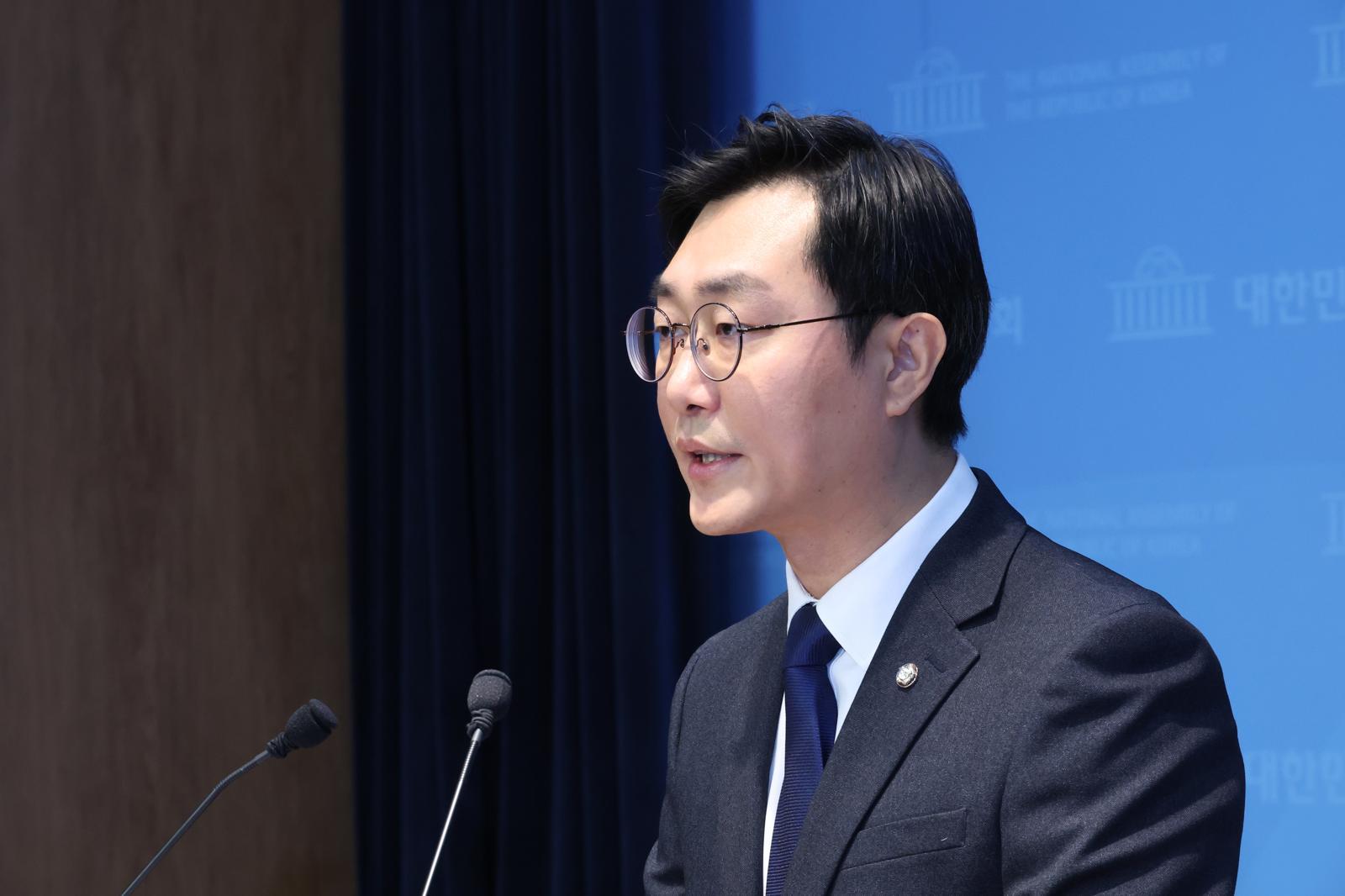 여성 비서관 성추행 혐의로 고소된 장경태 더불어민주당 의원이 30일 서울 여의도 국회 소통관에서 의혹을 부인하는 긴급 기자회견을 하고 있다. 2025.11.30. 뉴시스