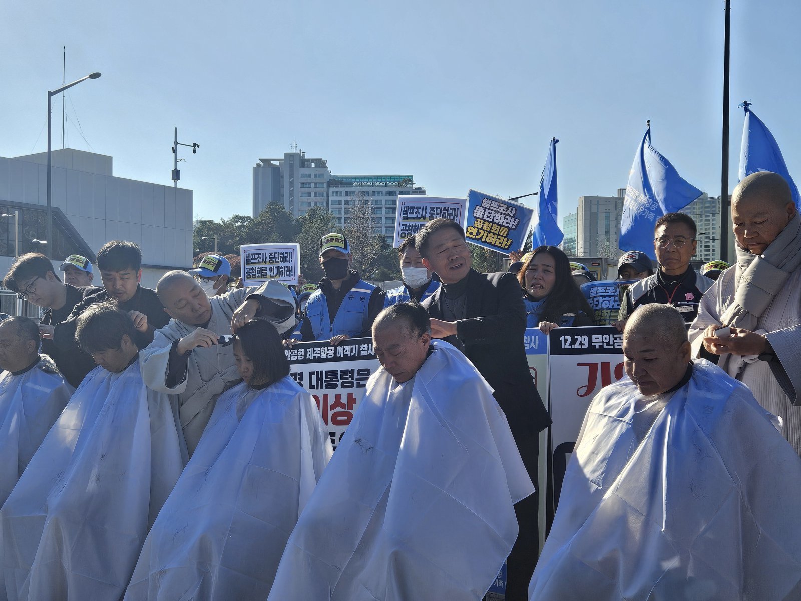 25일 서울 용산구 대통령실 인근에서 12·29 제주항공 여객기 참사 유가족들이 삭발식을 거행하고 있다. 2025.12.1 뉴스1