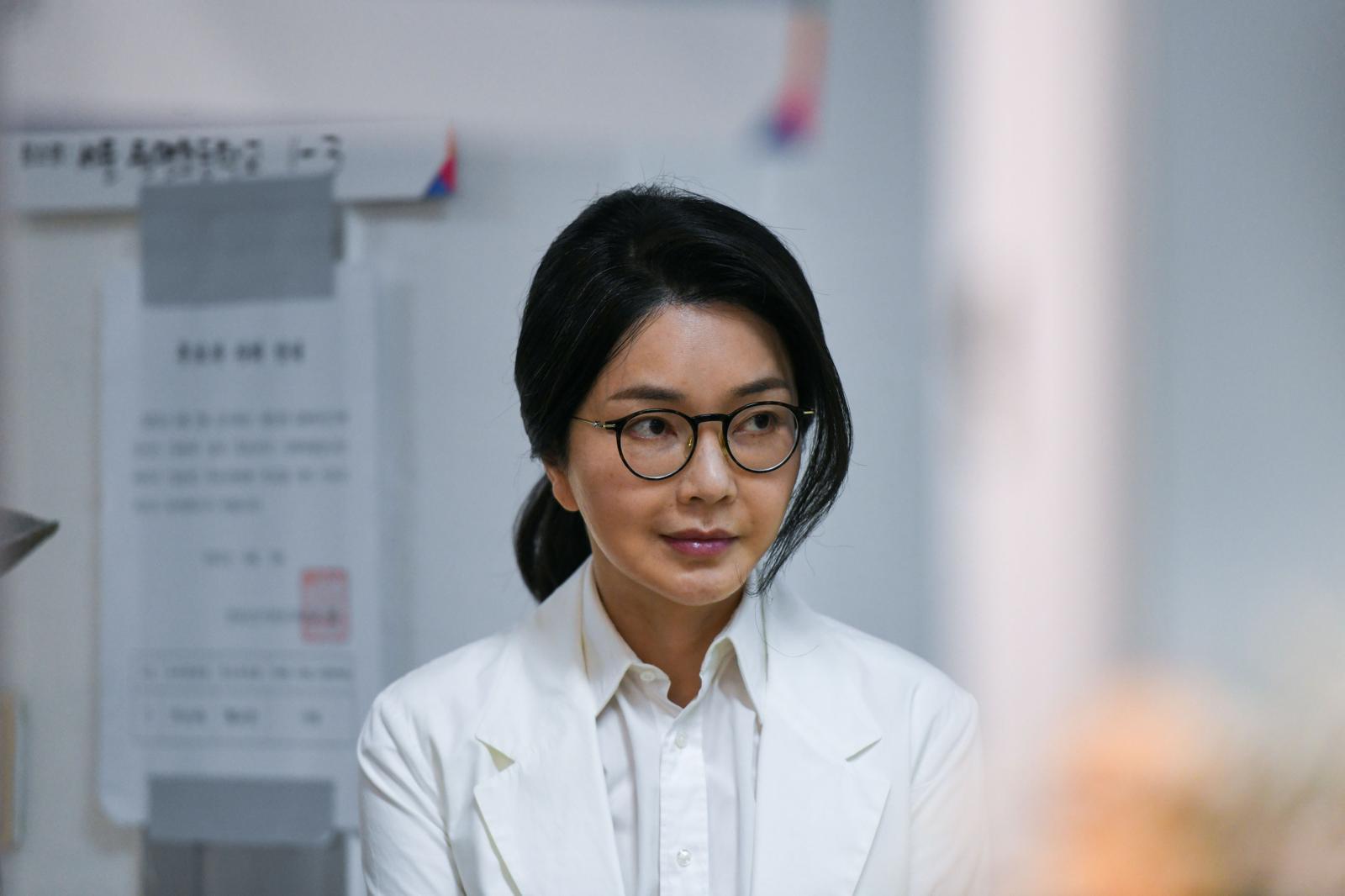 윤석열 전 대통령의 부인인 김건희 여사가 제21대 대통령선거일인 3일 오전 서울 서초구 원명초등학교에 마련된 서초4동 제3투표소로 투표를 위해 입장하고 있다. 뉴시스