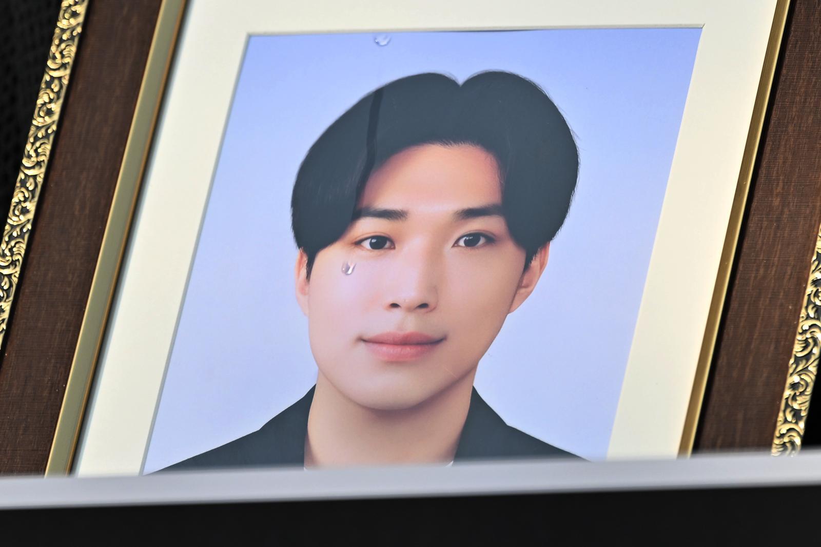 교수들의 갑질과 착취를 견디다 숨진 전남대 대학원생 고(故) 이대원 씨 사건 관련, 지도교수와 연구교수 2명이 강요 및 사기 혐의 등으로 검찰에 송치됐다. 이들은 학생 인건비를 부당하게 유용하고 비정상적인 업무를 강요했다. 뉴시스