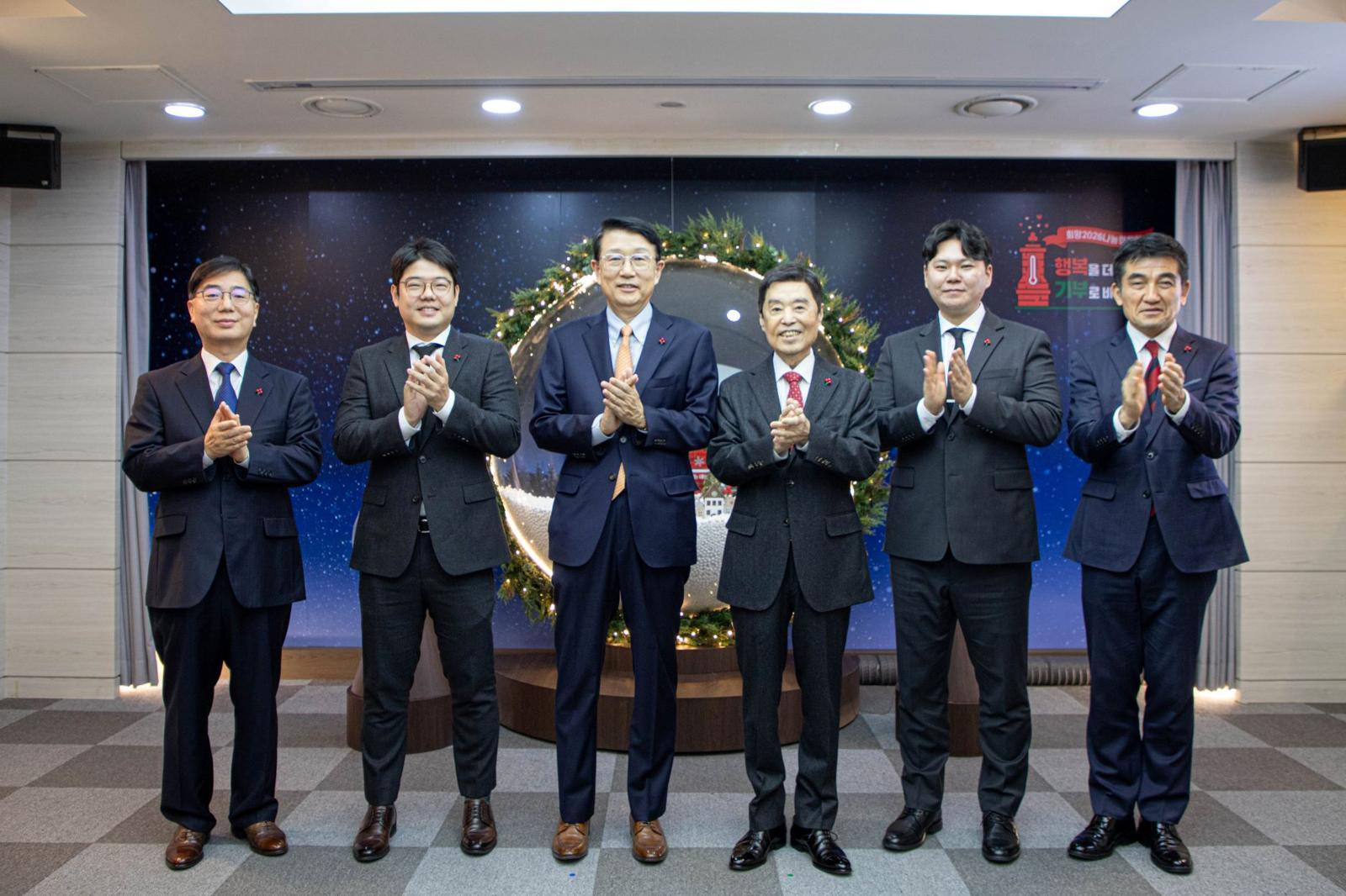 (왼쪽 3번째부터) 장석훈 삼성사회공헌업무총괄 사장이 김병준 사랑의열매 회장에게 희망2026나눔캠페인 기부금을 전달하고 있다.