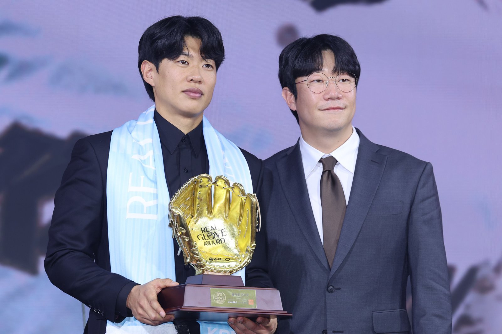 1일 서울 광진구 그랜드 워커힐 서울에서 열린 ‘2025 컴투스프로야구 리얼글러브 어워드’에서 올해의 선수상을 수상한 키움히어로즈 송성문이 양현종 한국프로야구선수협회 회장과 기념촬영을 하고 있다. 리얼글러브 어워드는 한국 프로야구 선수들이 직접 투표를 통해 동료 선수들의 활약을 평가하고 각 포지션별 최고의 선수를 선정하는 국내 유일의 선수 주도형 시상식이다. 2025.12.01 서울=뉴시스