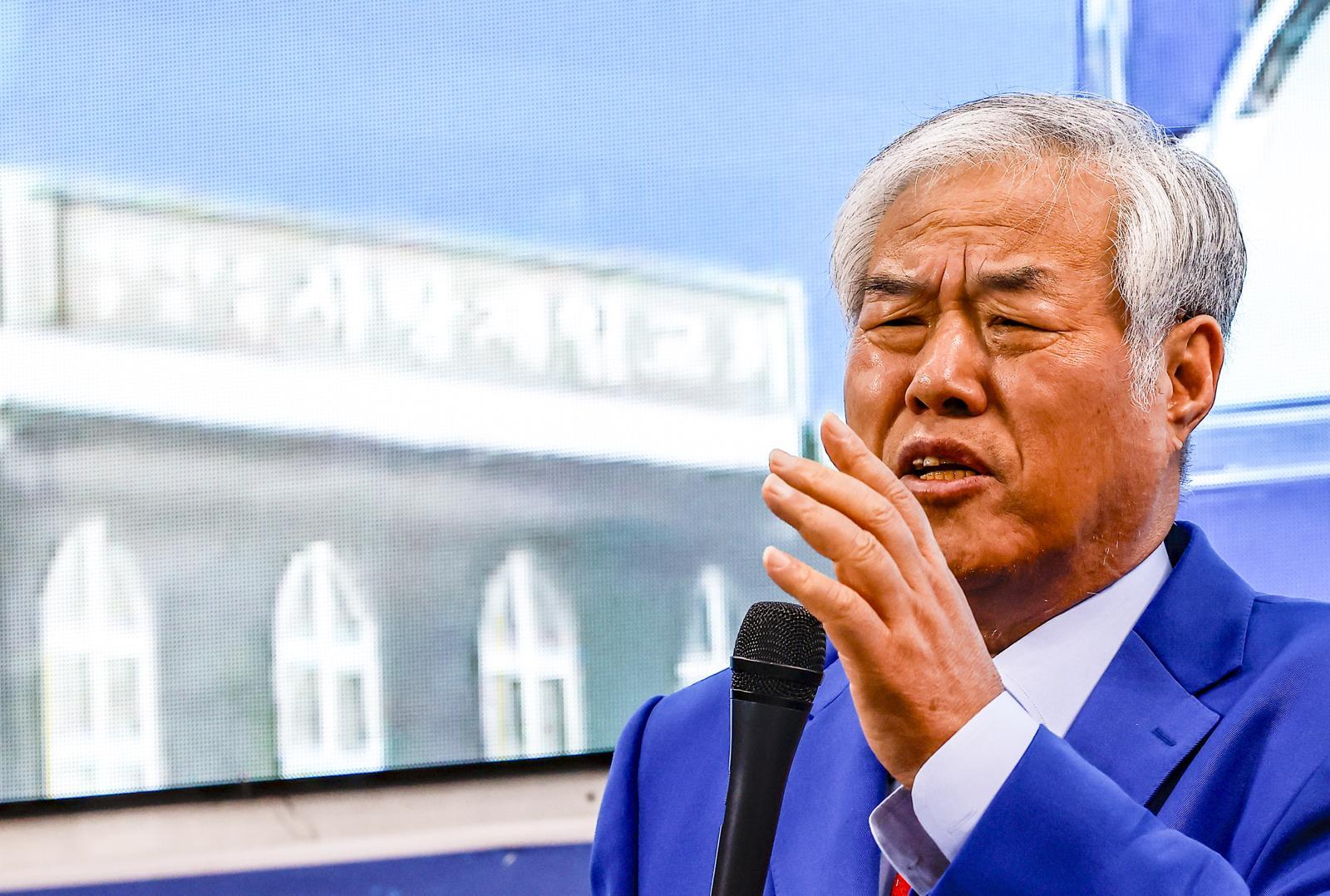 전광훈 사랑제일교회 목사가 24일 서울 성북구 사랑제일교회에서 열린 국민저항권 특별기자회견에서 발언하고 있다. 2025.11.24 뉴시스