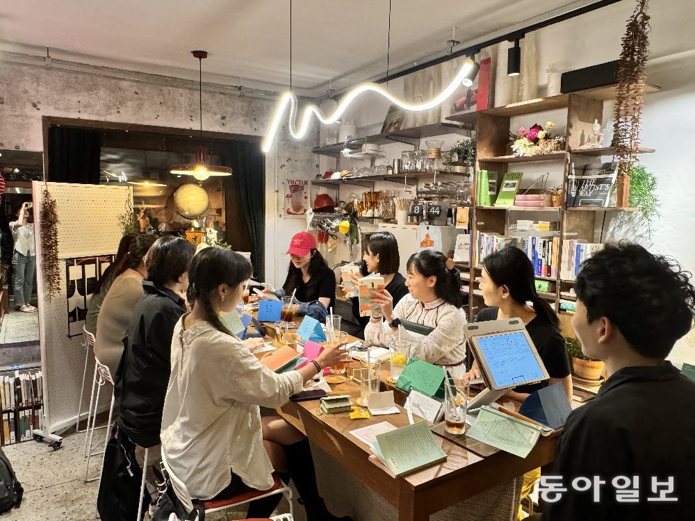 지난해 서울 서대문구 연희동 희곡 전문서점 ‘인스크립트’에서 열린 낭독회에 참가한 사람들이 책을 낭독하고 있다. 낭독은 시각뿐 아니라 청각까지 활용하는 독서로 작품의 이해를 돕는다. 동아일보DB