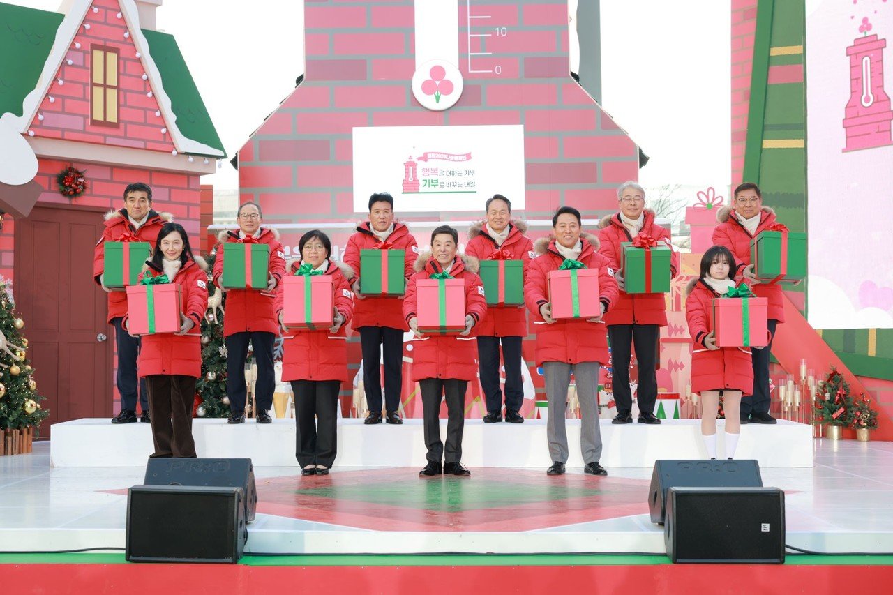 1일 서울시 광화문광장에서는 ‘희망2026나눔캠페인’ 출범식이 진행됐다. 사진은 황인식 사랑의열매 사무총장, 채시라 사랑의열매 홍보대사, 양종희 KB금융그룹 회장, 정은경 보건복지부 장관, 함영주 하나금융그룹 회장, 김병준 사랑의열매 회장, 진옥동 신한금융그룹 회장, 오세훈 서울시장, 임종룡 우리금융그룹 회장, 백은별 아너 소사이어티 회원, 김재록 서울 사랑의열매 회장(왼쪽부터)이 사랑의온도탑 점등 퍼포먼스를 진행하는 모습. 사랑의 열매 제공